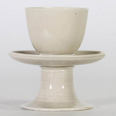 ENSEMBLE COMPOSÉ D’UN BOL ET D’UN SUPPORT EN PORCELAINE À GLAÇURE BLANCHE Chine, dynastie Song, XIIe-XIIIe siècle.