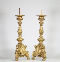 France, fin XIXe siècle Paire de pics-cierges en bois sculpté et doré.
