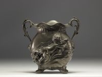 Ensemble d'une verseuse et d'un vase Art Nouveau en étain polis, vers 1900.