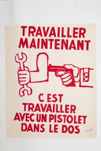 Mai 68 – TRAVAILLER MAINTENANT, C’EST TRAVAILLER AVEC UN PISTOLET DANS LE DOS. Affiche originale réalisée en sérigraphie couleur rouge. Cachet École Nle Supérieure des Beaux-Arts, toute sa marge non coupée, traces de plis. Sujet intact. Non entoilée  56X45,2 cm