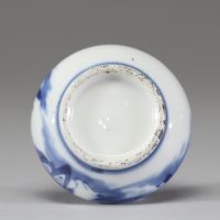 Chine, XVIIIe siècle Encrier en porcelaine bleu et blanc à décor de sage et d’enfant