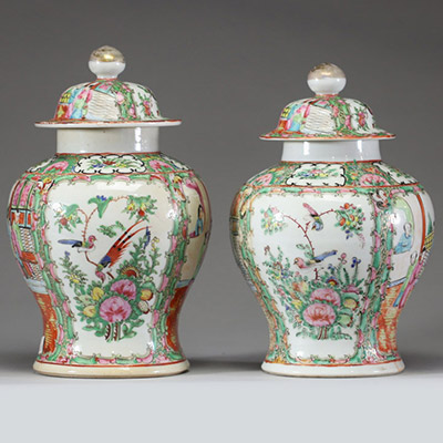 Paire de potiches couvertes en porcelaine de Canton, décor polychrome, marque aux cercles