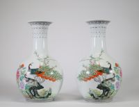 Paire de vases en porcelaine de Chine, période République, à décor de paons et pivoines