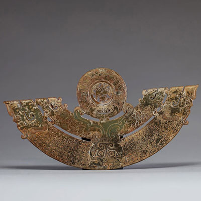 Chine - Pectoral en jade sculpté vert brun à décor d'un Dragon ajouré tournant au centre du disque Bi, époque Ming ou antérieure.