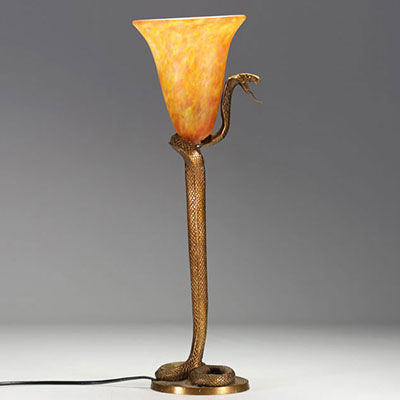 Edgar BRAND (1880-1960) in the style of - Cobra lamp in bronze, tulip in marmorated glass.