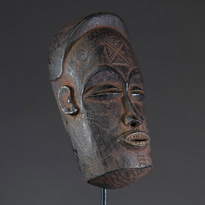 Afrique RDC - Masque chokwé « Mwana Pwo » en bois sculpté, patine tribale d'usage, Congo RDC/Angola, 1ère moitié XXème.