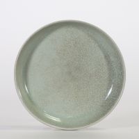 PLAT CIRCULAIRE EN CÉRAMIQUE À GLAÇURE CÉLADON CRAQUELÉE Chine, dynastie Song du Sud ou période postérieure.
