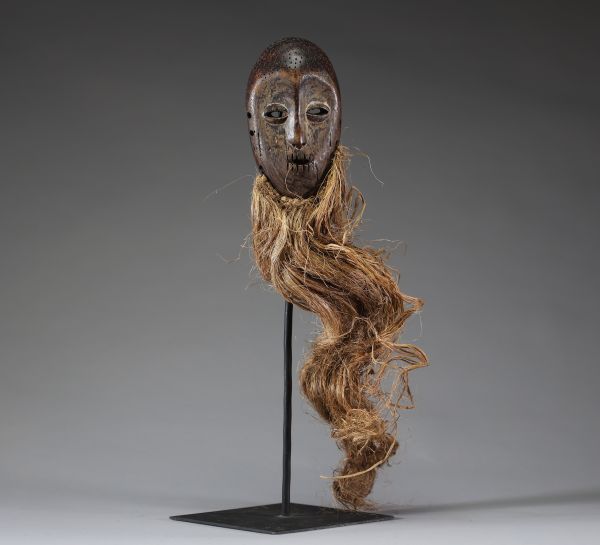 Afrique RDC - Ancien masque à poignée Lega / Warega Lukwakongo en bois sculpté et raphia, Congo RDC, 1ère moitié XXème.