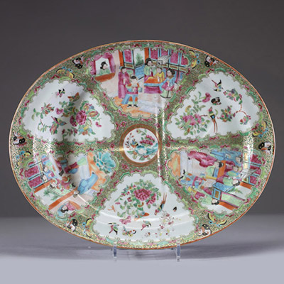 Plat en porcelaine de Canton à décor polychrome Élégant plateau de service ovale en porcelaine polychrome de Canton, orné d’un décor dit « Rose Canton » typique du XIXe siècle. L’aile est rythmée de c
