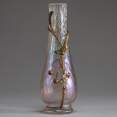 Vase Art nouveau en verre irisé et monture en laiton bronzé, dans le gout de Loetz.