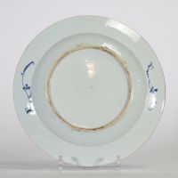 Assiette en porcelaine de Chine à décor floral en bleu sous couverte, époque Qianlong, XVIIIe siècle.