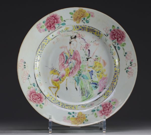 China - Pink family polychrome porcelain plate decorated with figures and deer, Yongzheng period.