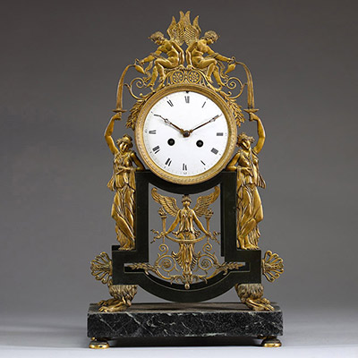 Pendule directoire en bronze patiné et doré à décor d'allégorie et de bacchantes, XVIII-XIXème.