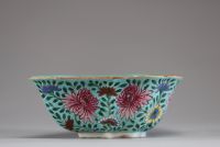 Chine - Jardinière en porcelaine famille rose à décor floral sur fond turquoise.