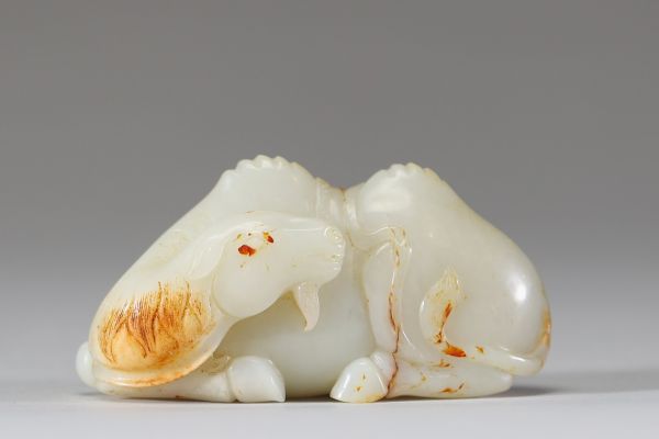 Chine – Sculpture en jade céladon et rousse d’un chameau couché, dynastie Qing, XVIIIᵉ-XIXᵉ siècle