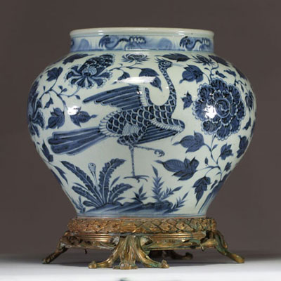 China - Rare blue-white porcelain vase decorated with peacocks and peony flowers, bronze mounting, Ming period.
