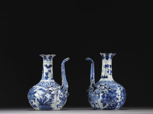 Chine - Paire de verseuses en porcelaine blanc bleu à décor floral, Wanli, dynastie Ming.