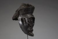 Afrique RDC - Masque Chokwé / Lovale en bois sculpté, cauris et fibre, Congo RDC / Angola, 1ère moitié XXème.