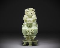 Chine - Grande sculpture en jade représentant des pots couverts à décor de dragons.