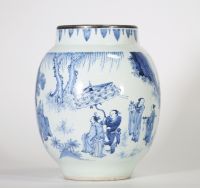 Chine, période Transition, XVIIe siècle Vase balustre en porcelaine bleu blanc à décor de dignitaires et immortels dans un paysage montagneux