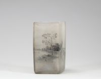 Daum Nancy, vase losangique à décor émaillé en grisaille, scène hollandaise au moulin Raffiné vase en verre opalescent de forme losangique, à décor peint en grisaille représentant une scène hollandaise avec moulin, maisons et silhouettes de voiliers. La finesse du trait et le rendu atmosphérique confèrent à cette pièce un charme poétique propre à certaines productions de la maison Daum. Signature