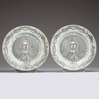 Chine – Paire d'assiettes en porcelaine de la Compagnie des Indes à décor peint en grisaille au portrait de Lieve Geelvinck, Maire d'Amsterdam, XVIIIe siècle  Paire d’assiettes en porcelaine de Chine