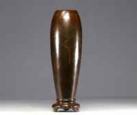 Vietnam - Vase en bronze à décor de personnages et de bambous.