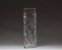 Val Saint Lambert - Vase en cristal taillé à décor d'Iris, signé sous la base.