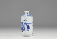 China - A white and blue porcelain snuffbox decorated with children, 19th century.