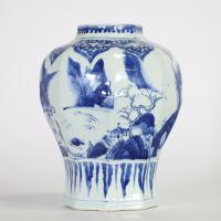 Vase balustre octogonal en porcelaine de Chine bleu blanc à décor de paysages fluviaux animés, époque Transition, milieu XVIIe siècle.