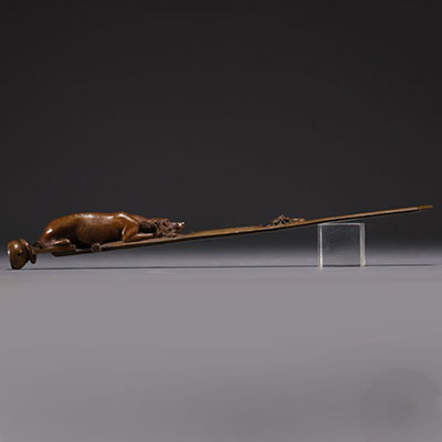 Jules MOIGNIEZ (1835-1894) Ouvre lettres en bronze à décor de chien sur un collier, signé.