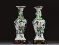Chine - Paire de vases en porcelaine polychrome famille verte à décor de Chiens de Fô, socles en bronze, XVIIIème.