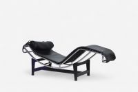 Chaise longue en cuir noir et structure en acier chromé dans le goût du modèle LC4 de Le Corbusier.