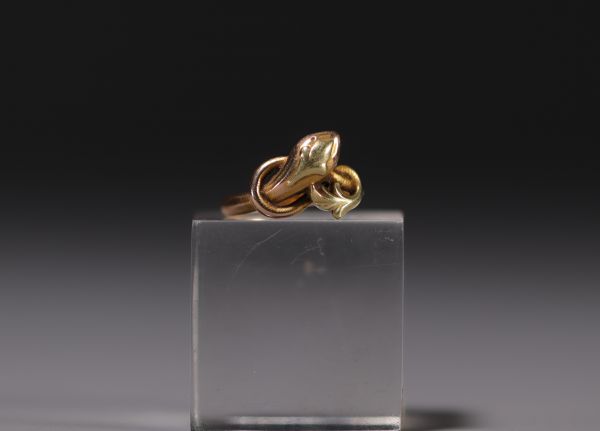 Bague en or jaune 18K représentant un serpent, pour un poids total de 4.1gr.