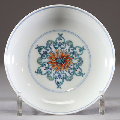 Assiette en porcelaine de Chine à décor floral en émaux doucai, marque et époque Qianlong (1736–1795) Porcelaine blanche finement émaillée, décorée en émaux doucai d’un élégant motif floral symétrique