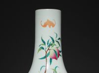 Chine - Imposant vase en porcelaine de la famille rose au décor des neuf pêches, dynastie Qing. (100cm de haut)