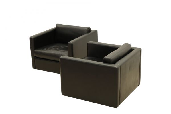 Walter KNOLL (1876-1971) Pair of black leather armchairs.