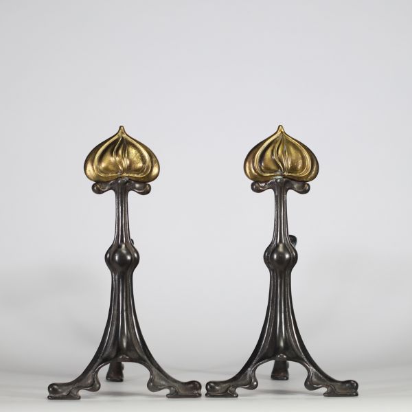 Paire de chenets Art Nouveau – École de Nancy Fonte patinée et laiton Vers 1900.