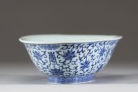 Chine – Coupe en porcelaine bleu blanc à décor de fleurs et chauves-souris, marque Qianlong