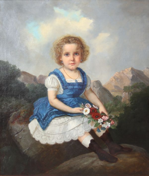 École allemande ou autrichienne, vers 1840–1860 Portrait de jeune fille en robe bleue, tenant un bouquet de fleurs, huile sur toile.  Cette imposante composition met en scène une fillette assise sur un rocher, vêtue d'une robe bleue à rubans et d’un jupon bordé de dentelle, tenant un bouquet champêtre aux tonalités vives. Le paysage alpin en arrière-plan, baigné de lumière douce, accentue l'atmosp