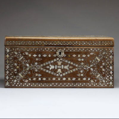 Coffret en bois exotique incrusté de nacre et d'argent, Inde, XVIII-XIXème.