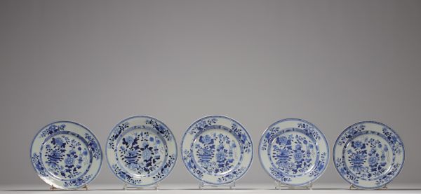 Chine - Ensemble de cinq assiettes en porcelaine blanc bleu,  XVIIIe siècle, Période Chienlung