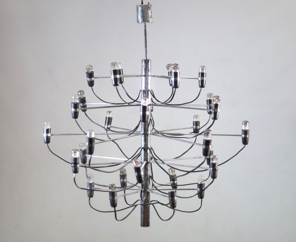 Gino SARFATI (1912-1985) Large chandelier with central shaft in chromed metal and fifty adjoining light arms, model no. 2097, produced by Arteluce from 1958.