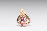 Inde - Parure en or 9K, perles et rubis (bague, boucles d'oreilles et collier).