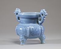 Chine - Brule parfum tripode en porcelaine bleu lavande à décor de Dragons sous glaçure, marque Quianlong sous la base