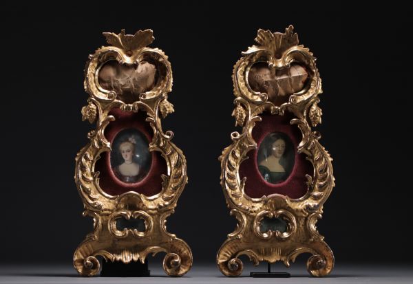 Paire d'encadrements en bois sculpté et doré renfermant pour l'un une peinture miniature au portrait de dame, XIXème.