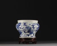Chine - Vase en porcelaine bleu et blanc à décor de lions, marque Kangxi.