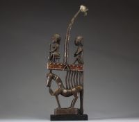Afrique - Rare cimier Ci-wara Bamana représentant un équidé surmonté de deux personnages, Mali, bois sculpté et métal.