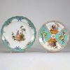 Meissen – Lot de deux assiettes en porcelaine décorées de scènes romantiques et de fleurs, marque aux épées croisées, XVIIIe/XIXe siècle
