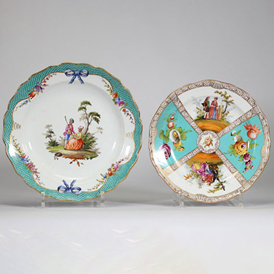 Meissen – Lot de deux assiettes en porcelaine décorées de scènes romantiques et de fleurs, marque aux épées croisées, XVIIIe/XIXe siècle